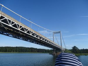 tilausristeily kulkee sillan ali