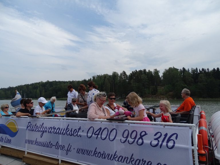 tilausristeily, ihmisiä kyydissä laivassa