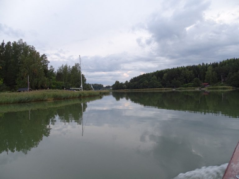 risteily, kuva joelta